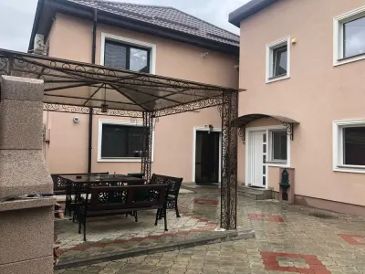 Garsoniera la parterul unei vile cu curte - Zona Nicolina,  2 min de Jumbo - foto 8