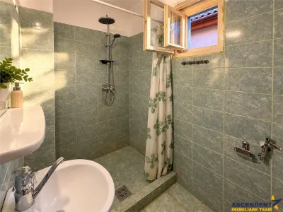 Casa cu farmec si potential, 4 camere, terasa, gradina privata, Central, Targu Secuiesc - foto 10