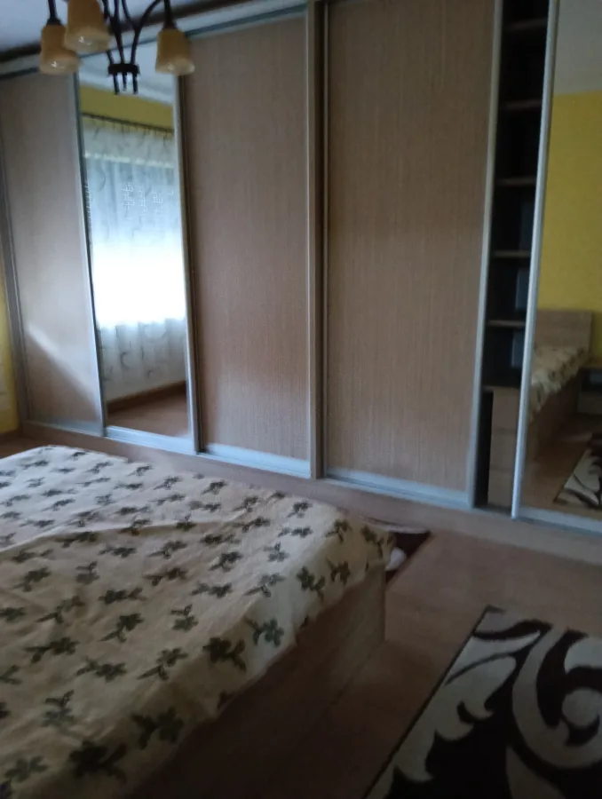 Inchiriez apartament 2 camere(bloc nou), parter inalt, S.T.72mp, centrala termica, aer conditionat,termopan,  gresie ,faianta,parchet, mobilat, utilat modern, usa metalica,parcare proprie. - Arad