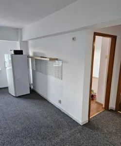 Proprietar, inchiriez apartament 2 camere nemobilat, zona intersectiei Nicolae Titulescu Piata Victoriei . - foto 3