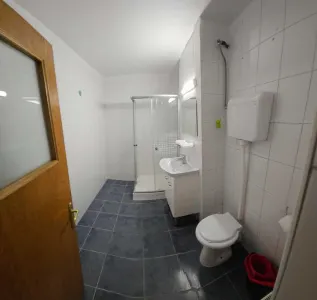 Proprietar, inchiriez apartament 2 camere nemobilat, zona intersectiei Nicolae Titulescu Piata Victoriei . - foto 7