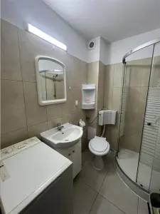 De inchiriat garsoniera decomandata la etajul 1 si loc de parcare zona Turnisor - foto 9