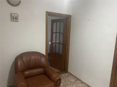 Apartament 3 camere de inchiriat in Focsani , zona ultracentrala , et 1/3 , 70 mp , mobilat - foto 5