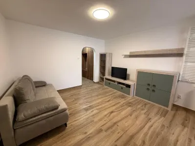 Inchiriez apartament 1 camera, proaspat renovat | Rogerius – Aluminei - Oradea