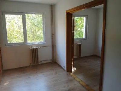 2 camere etaj 1, liber, linga Piata Doina - foto 3