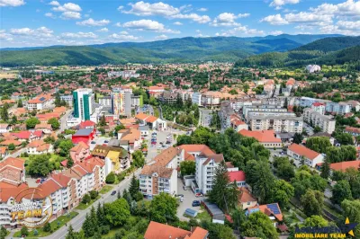 FILM! 2 camere decomandat, Central Covasna, balcon generos, priveliste deschisa, potential excelent de renovare - Covasna