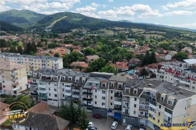 FILM! 2 camere decomandat, Central Covasna, balcon generos, priveliste deschisa, potential excelent de renovare - foto 11