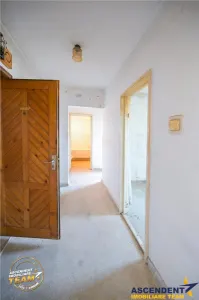 FILM! 2 camere decomandat, Central Covasna, balcon generos, priveliste deschisa, potential excelent de renovare - foto 3