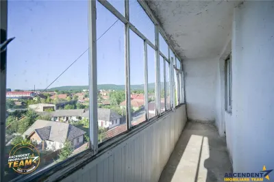 FILM! 2 camere decomandat, Central Covasna, balcon generos, priveliste deschisa, potential excelent de renovare - foto 4