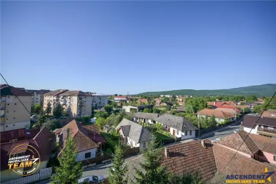 FILM! 2 camere decomandat, Central Covasna, balcon generos, priveliste deschisa, potential excelent de renovare - foto 6