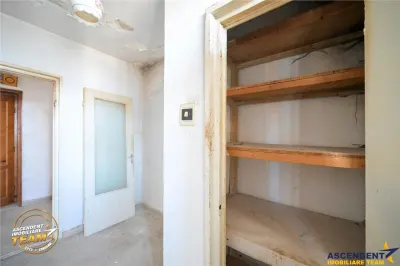 FILM! 2 camere decomandat, Central Covasna, balcon generos, priveliste deschisa, potential excelent de renovare - foto 9