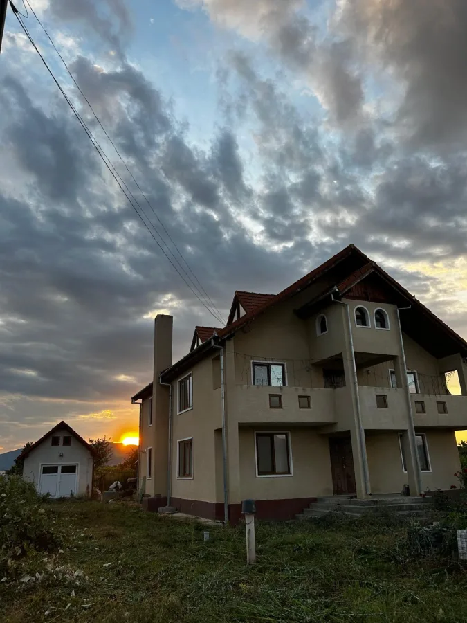 Casă spațioasă în Hațeg, cu anexe și garaj – totul nou, 350 mp utili, teren 1.600 mp - Hateg
