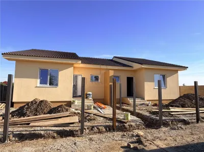 Duplex pe plan - 2 bai - canalizare - Mosnita Noua