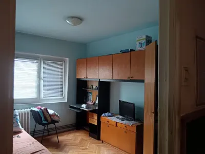 Decomandat cu centrala la etaj 1 cu 2 bai si 2 balcoane - foto 2