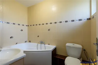 Vila exclusivista Sacele, 4 minute de Brasov, 385 mp utili, 630 mp teren, 3 zone de locuit, garaj, intimitate si panorama verde. - foto 23