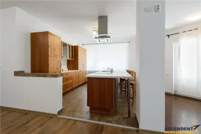 Vila exclusivista Sacele, 4 minute de Brasov, 385 mp utili, 630 mp teren, 3 zone de locuit, garaj, intimitate si panorama verde. - foto 5