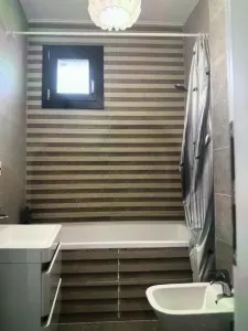 Apartament de inchiriat cu 3 camere, 2 bai, parter inalt, mobilat si parcare inclusa in pret! - foto 3