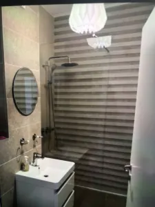 Apartament de inchiriat cu 3 camere, 2 bai, parter inalt, mobilat si parcare inclusa in pret! - foto 4