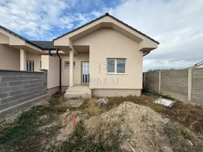 Duplex pe parter de vânzare în Moșnița Nouă, teren generos - Mosnita Noua