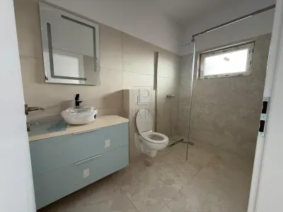 Duplex pe parter de vânzare în Moșnița Nouă, teren generos - foto 3