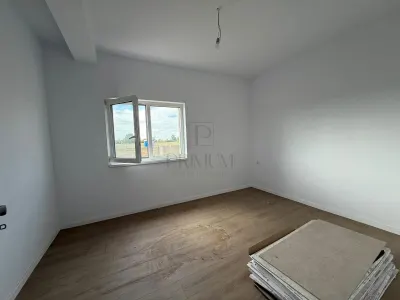 Duplex pe parter de vânzare în Moșnița Nouă, teren generos - foto 4
