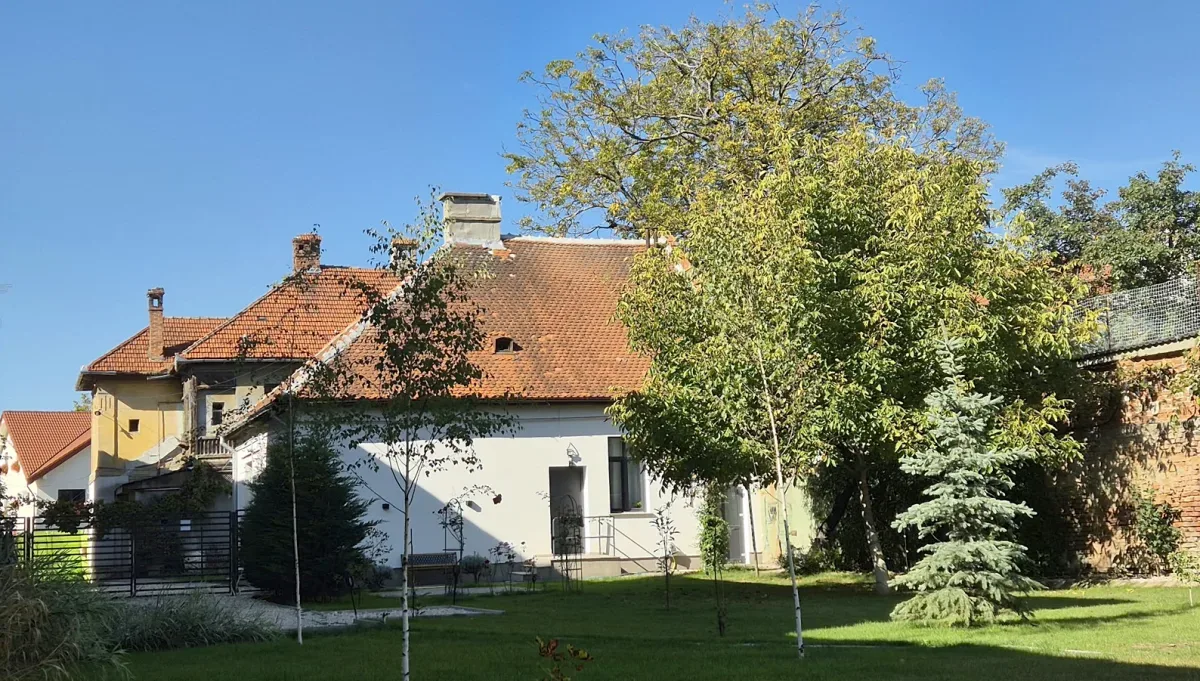 Casă cu două apartamente independente si teren generos. - Brasov