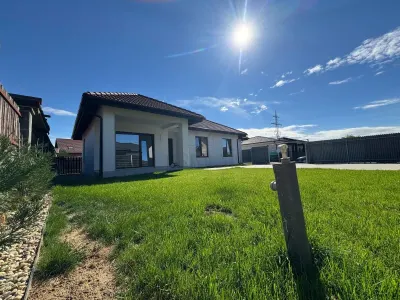 Duplex pe parter - 3 dormitoare -  curte amenajata - la cheie - strada asfaltata - Mosnita Noua