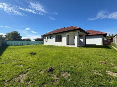 Jumatate de duplex pe parter, 3 dormitoare, curte uriasa de 383 mp, strada asfaltata - foto 2