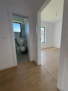 Jumatate de duplex pe parter, 3 dormitoare, curte uriasa de 383 mp, strada asfaltata - foto 14