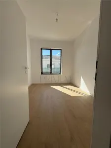 Jumatate de duplex pe parter, 3 dormitoare, curte uriasa de 383 mp, strada asfaltata - foto 15