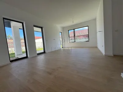 Jumatate de duplex pe parter, 3 dormitoare, curte uriasa de 383 mp, strada asfaltata - foto 17