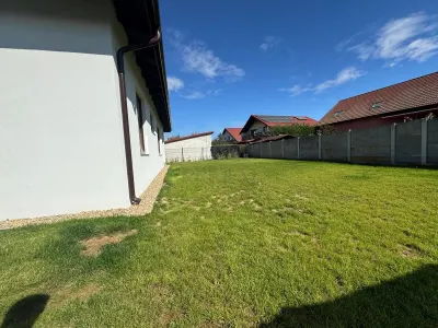 Jumatate de duplex pe parter, 3 dormitoare, curte uriasa de 383 mp, strada asfaltata - foto 3