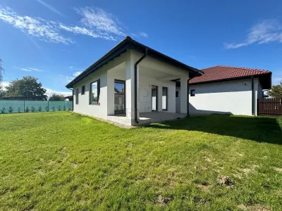 Jumatate de duplex pe parter, 3 dormitoare, curte uriasa de 383 mp, strada asfaltata - foto 4