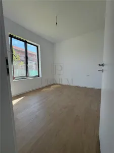 Jumatate de duplex pe parter, 3 dormitoare, curte uriasa de 383 mp, strada asfaltata - foto 10