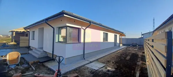 Casă 4 camere Sabareni - poza 1