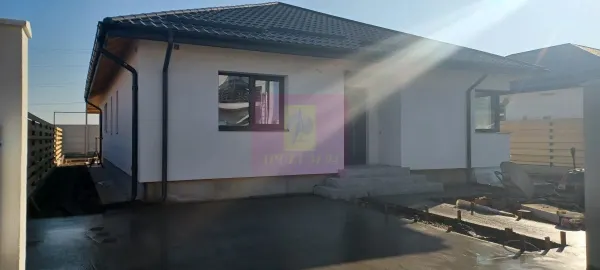 Casă 4 camere Sabareni - poza 2