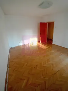 Vanzare apartament de 4 camere la Casa Poporului-stradal - Bucuresti