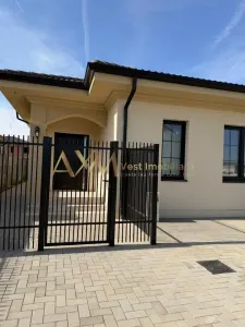 Vanzare 1/2 duplex 3 camere Mosnita Noua - Mosnita Noua