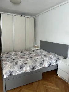 BRASADAS vinde garsoniera pe Ostrovului la etajul 1/4. - Satu Mare