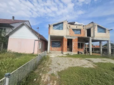 BRASADAS vinde casa la rosu + casa veche teren 14 ari Blaga. - Satu Mare