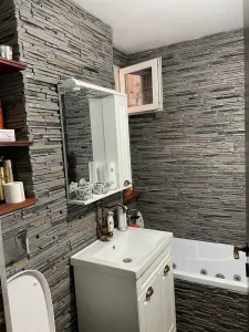Apartament 2 cam etaj 3/4 in Carpati 1. - Satu Mare
