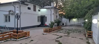 Casă de vânzare !! 3 camere, 2 băi, 3 dresinguri, cameră tehnică, pivniță, 2 garaje - Bucuresti