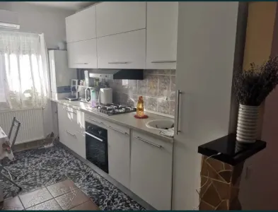 Apartament cu 2 camere decomandate Mv2 strada Mozart renovat, mobilat. - Carei