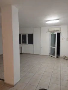Apartament 3 camere..Pt locuit sau spatiu comercial, sediu, zona Victor - Constanta