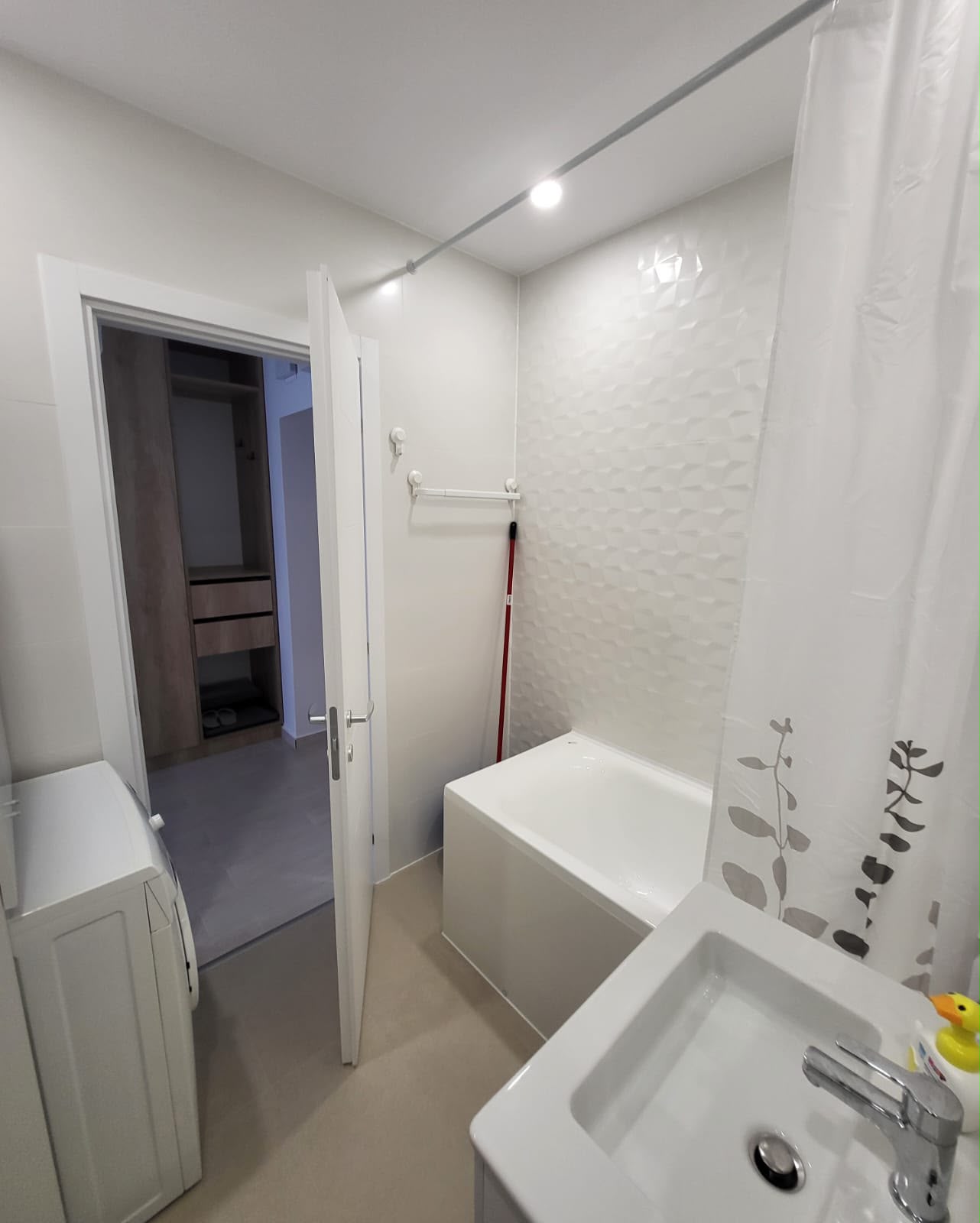 Garsoniera de inchiriat+loc parcare supraetajata, Hills Brauner, 440e - Bucuresti