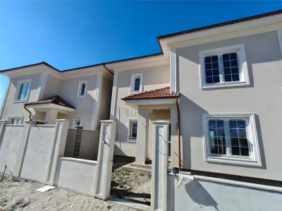 Duplex despartit prin C.T. - bucatarie inchisa - teren generos - Mosnita Noua