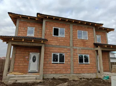 Duplex in zona excelenta - bucatarie separata - toate utilitatile - Mosnita Noua