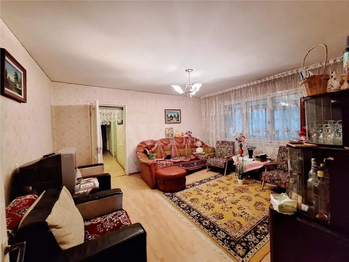 Apartament 3 camere Bacău - poza 1