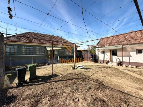 Casă 3 camere Ineu - poza 1