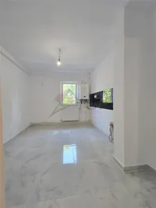 Etaj 1 - Piata Dacia, 4 camere decomandat cu 2 bai, liber - Iasi